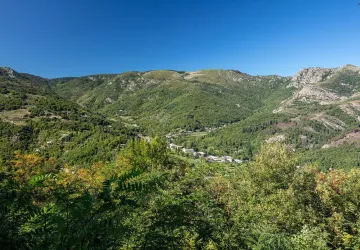 Montpezat sous Bauzon - Hauteurs du Chambon sur le village ©sourcesetvolcans © ©sourcesetvolcans